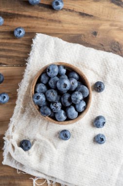 Rustik ahşap masada taze yaban mersini