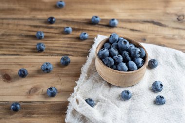 Rustik ahşap masada taze yaban mersini