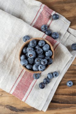 Rustik ahşap masada taze yaban mersini