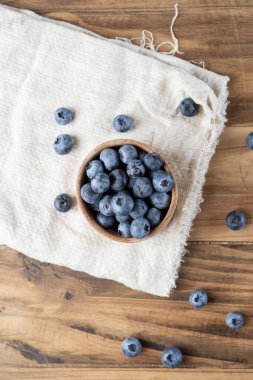 Rustik ahşap masada taze yaban mersini