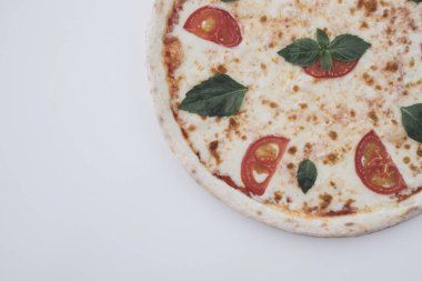 Pizza Margarita beyaz arka plan üzerinde
