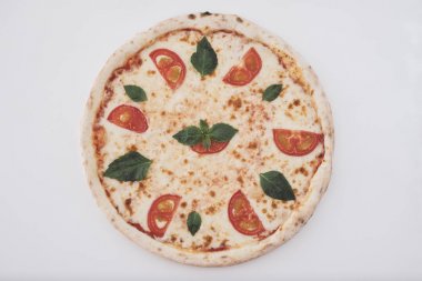 Pizza Margarita beyaz arka plan üzerinde