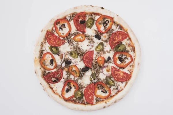 Піца з м'ясом, помідорами та перцем на білому тлі — стокове фото