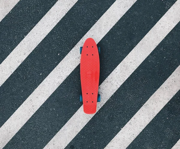 Quadro Incrociatore Rosso Croce Grigio Scuro Bianco Plastica Penny Skateboard — Foto Stock