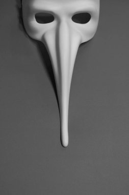 Karnaval maskesi doktor veba siyah ve beyaz beyaz. Venedik Maske tek renkli. Korkutucu yeni yıl maskesi ve süslü elbise. Korku kavramı. Festival ayrıntı. Tiyatro kostüm. 