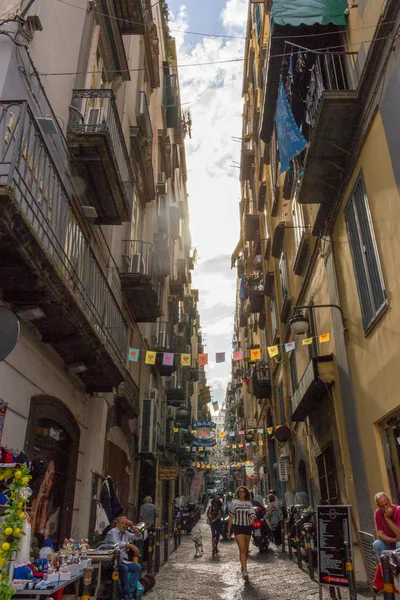 Życie Ulicy Neapolu Włochy Włoski Zabytkowy Wąskiej Uliczce Podróże Turystyka — Zdjęcie stockowe
