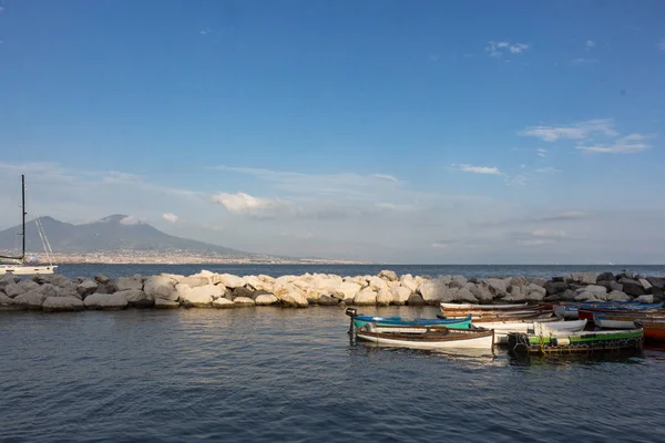 Veleros Muelle Contra Volcán Vesubio Mar Mediterráneo Barcos Puerto Nápoles — Foto de Stock