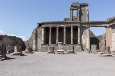 İtalya, Pompeii-13/06/2018: Pompeii, Italya sütunlarla antik kare forum. Antika kültür konsepti. İtalyan dönüm noktası. Arkeolojik kazılar. Pompeii harabeleri. Antika Roma heykeli ve mimarisi.