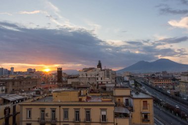 Napoli, Italya, volkan Vesuvius karşı gündoğumu. Yükselen güneş ile kentsel manzara. Morning Napoli Panoraması. Seyahat ve yaz tatili konsepti. Napoli 'de İtalyan mimarisi. 