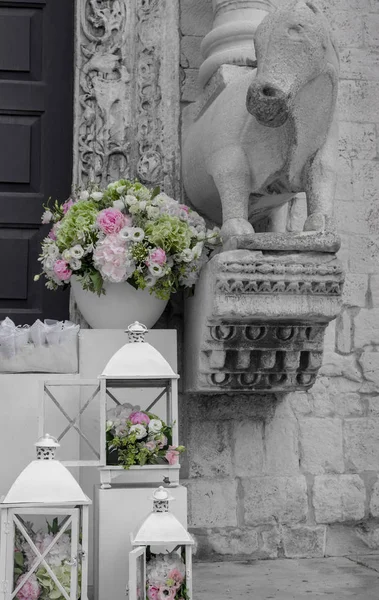 Siyah Renkli Şık Buket Beyaz Dekorasyon Düğün Kilise Dışında Çiçekli — Stok fotoğraf
