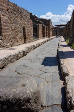 Boş taş kalıntıları Pompei, İtalya ile sokak. İtalyan antik kenti antik yol. Bakış açısı terk edilmiş sokakta. Pompeii landmark. Tarih ve mimari konsepti. 