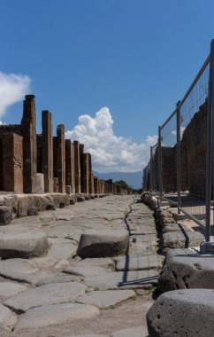 Boş taş harabeleri ve çit Pompei, İtalya ile sokak. İtalyan antik kenti antik yol. Bakış açısı terk edilmiş sokakta. Pompeii landmark. Tarih ve mimari konsepti. 
