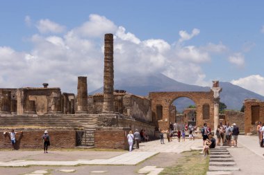 Turistler ve harabeleri Yanardağı Vezüv Pompei, İtalya karşı antika İtalyan kare. Eski forum kavramı. Roma mimari ve tarihi arka plan. Patlama kavramı. 