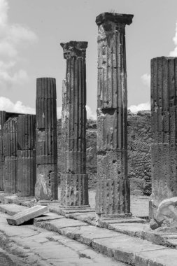 Antika köşeli sütunlarla Pompei, İtalya, siyah ve beyaz. Antik ruians tek renkli. Pompeii felaket kavramı. Pompeii landmark. Antik Roma ve İtalyan mimarisi. 