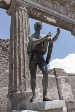 Antik mermer heykel, Pompei, İtalya için genç adam. Volkan Vesuvius patlama sonra taş sütun ile aşağısına heykel. Antik Roma sanat ve kültür kavramı. Pompeii Müzesi Sanat nesnesi. Seyahat ve Arkeoloji kavramı.