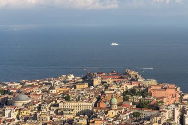 Napoli ve Akdeniz'in beyaz tekne ile görünümü top. Napoli cityscape günbatımı üzerinde. Seyahat kavramı. Hava İtalyan peyzaj. Napoli'deki panorama. Çokluk ve tatil kavramı.
