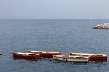 Dört boş bot içinde harbor, Adriyatik Denizi bulutlu günde. Ulaşım arka plan. Yelken ve balıkçılık kavramı. Deniz manzara.  