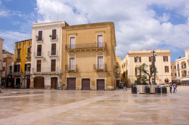 Akdeniz ile eski binalar kare. İtalyan geleneksel mimarisi. Bari şehir dönüm noktası. Çokluk kavramı. İtalyan Güney kasabasında merkezi. Seyahat ve tatil kavramı.