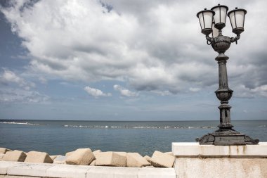 Deniz demir sokak lambası bulutlu gün ile renkleri sessiz. Adriyatik deniz manzarası. İtalyan panoramik kıyı şeridi. İtalyan Güney arka plan. Sokak dekorasyon İtalya'nın Bari. Seyahat ve tatil kavramı.