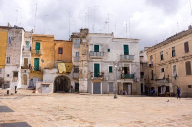 Akdeniz Meydanı ile Televizyon antenler ile eski binalar. İtalyan geleneksel mimarisi. Bari şehir dönüm noktası. Çokluk kavramı. İtalyan Güney kasabasında merkezi. Seyahat ve tatil kavramı.