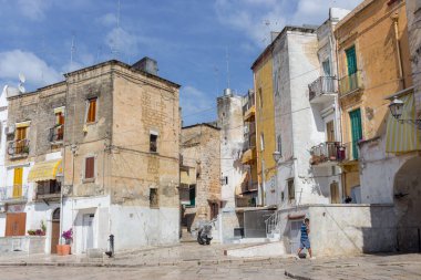 Akdeniz ile eski binalar kare. İtalyan geleneksel mimarisi. Bari şehir dönüm noktası. Çokluk kavramı. İtalyan Güney kasabasında merkezi. Seyahat ve tatil kavramı.