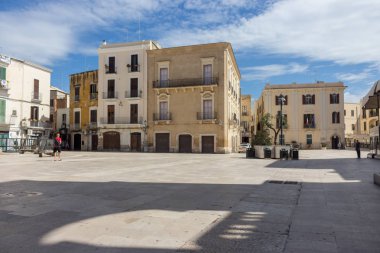 İtalya'nın Bari boş tarihi meydanının sabahları. Tipik İtalyan mimarisi arka plan. Yaz tatil kavramı. Güneşli seyahat. Geleneksel Avrupa dış. 
