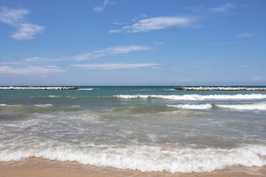 Sahili dalgalar ile güneşli günde demirleme. Deniz manzarası arka plan. Defne kavramı demirleme. Seyahat ve Turizm kavramı. 