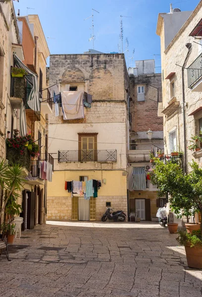 Gemütlicher Italienischer Hinterhof Mit Balkon Wäschetrockner Und Motorrad Traditionelle Mediterrane — Stockfoto