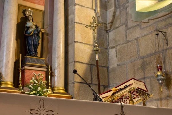 Biblia Roja Sobre Mesa Altar Con Micrófono Escultura Santa Concepto — Foto de Stock