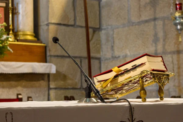 Kırmızı İncil sunak tablo mikrofon ile. İnanç ve din kavramı. Arka plan vaaz. Kilise iç. Tanrı'nın tablo kavramı. Kutsal tatil ve Noel kavramı. Hıristiyanlık geleneği.