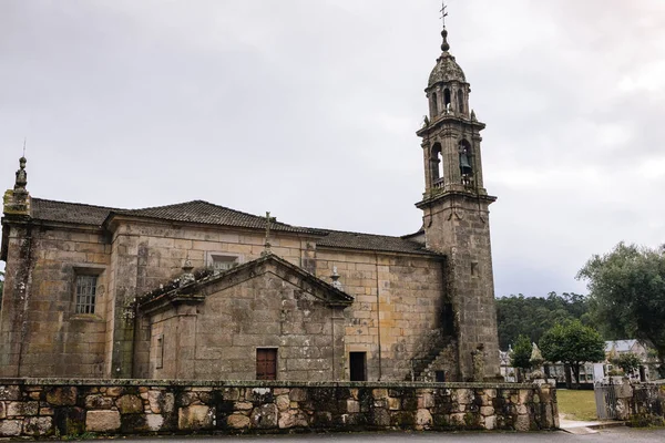 Antigua Iglesia Piedra Con Torre Cementerio Monumento Monasterio Medieval Exterior —  Fotos de Stock