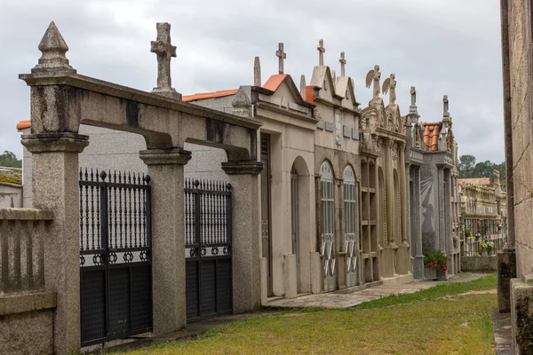 Taş Kriptalarının Dökme Ile Avrupa Mezarlık Çapraz Eski Mezarlık Gates — Stok fotoğraf