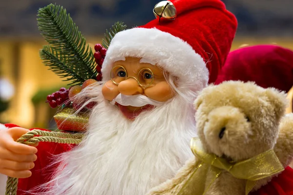 Sorrindo Papai Noel Com Presentes Árvore Ano Novo Perto Feliz — Fotografia de Stock