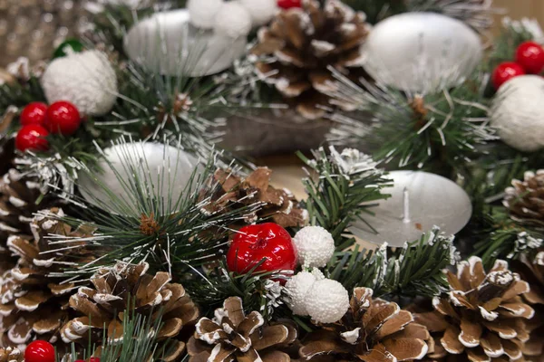 Kerstdecoratie Met Dennenappels Sneeuw Feestelijke Conifeerachtige Boom Dennenappels Kerstboom Merry — Stockfoto
