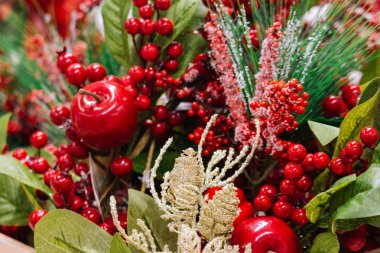 Çam ağacı dalı, elma ve karda kırmızı meyveler ile Noel dekorasyonu. Merry Christmas dekorasyon arka plan. Yeni yıl tebrik kartı. Olgun kırmızı meyveler Frost. Kartopu ile kırmızı beriies dalı bırakır.