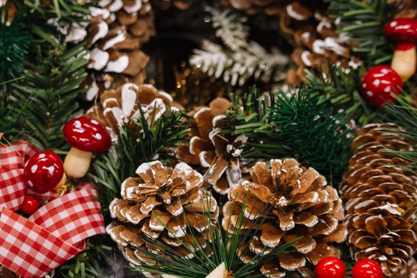 Décoration Noël Avec Cônes Pin Dans Neige Arbre Conifères Festif — Photo