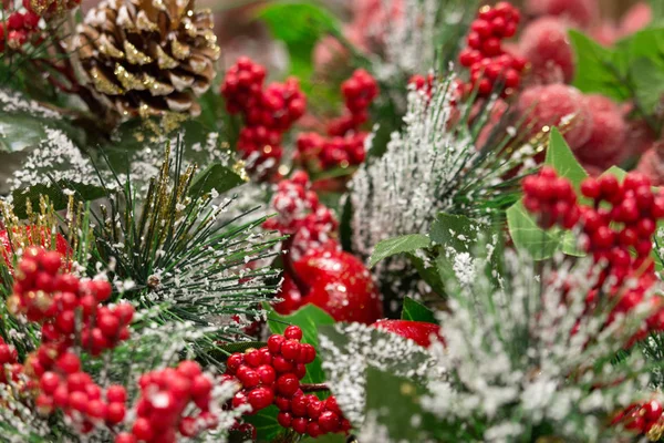 Çam ağacı dalı, elma ve karda kırmızı meyveler ile Noel dekorasyonu. Merry Christmas dekorasyon arka plan. Yeni yıl tebrik kartı. Olgun kırmızı meyveler Frost. Kartopu ile kırmızı beriies dalı bırakır.