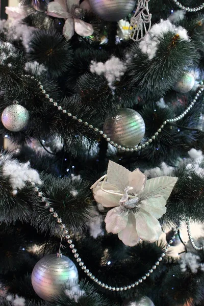 Arbre Noël Avec Des Jouets Des Boules Aux Couleurs Tamisées — Photo