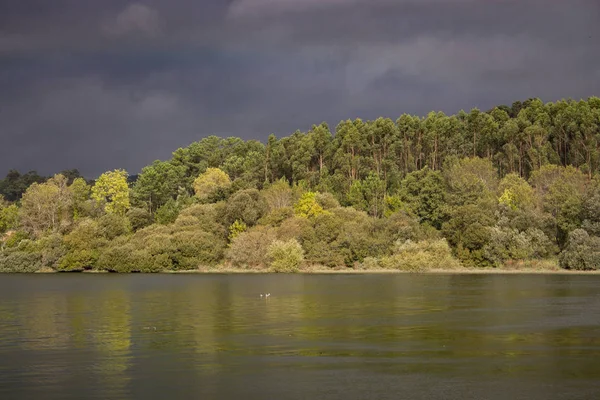 Céu Azul Escuro Tempestuoso Sobre Rio Floresta Margem Natureza Antes — Fotografia de Stock