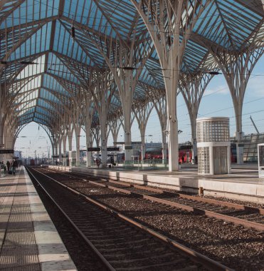 Lizbon, Portekiz açık platformları ile tren istasyonu. Metal fütüristik inşaat Lisboa Oriente tren istasyonunda. Seyahat ve hedef kavramı. Ulaşım ve yolculuk arka plan. 