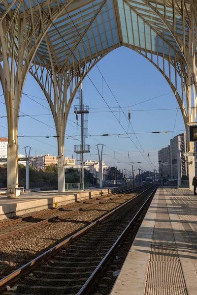 Järnvägsstationen Med Utomhus Plattformar Lissabon Portugal Futuristiska Metallkonstruktion Järnvägsstationen Lisboa — Stockfoto