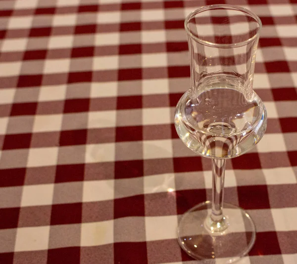 Elegante Bicchiere Con Alcol Tovaglia Quadretti Rossa Bianca Vino Bianco — Foto Stock