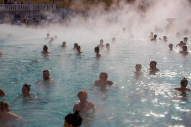 Szechenyi Termal hamamları, Budapest, Macaristan - 20/02/2019: tarihsel Szechenyi Termal hamamlar yüzme insanlarla. Sıcak su resort. Sakin ol ve sağlıklı tatil. Macar açık sauna. Spa ve yüzme havuzu.