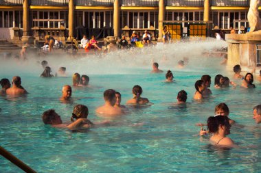 Szechenyi Termal hamamları, Budapest, Macaristan - 20/02/2019: tarihsel Szechenyi Termal hamamlar yüzme insanlarla. Sıcak su resort. Sakin ol ve sağlıklı tatil. Macar açık sauna. Spa ve yüzme havuzu.