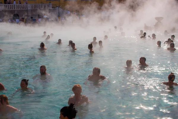 Szechenyi Termal hamamları, Budapest, Macaristan - 20/02/2019: tarihsel Szechenyi Termal hamamlar yüzme insanlarla. Sıcak su resort. Sakin ol ve sağlıklı tatil. Macar açık sauna. Spa ve yüzme havuzu.
