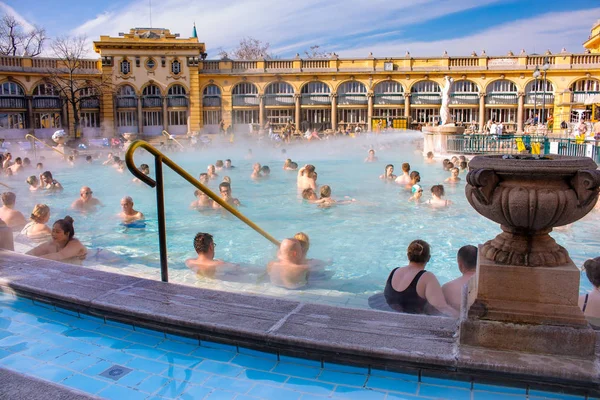 Szechenyi Termal hamamları, Budapest, Macaristan - 20/02/2019: tarihsel Szechenyi Termal hamamlar yüzme insanlarla. Sıcak su resort. Sakin ol ve sağlıklı tatil. Macar açık sauna. Spa ve yüzme havuzu.