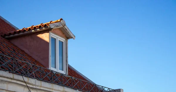 Fasad Vinden Med Rött Tak Blå Himmel Bakgrund Övre Våningar — Stockfoto