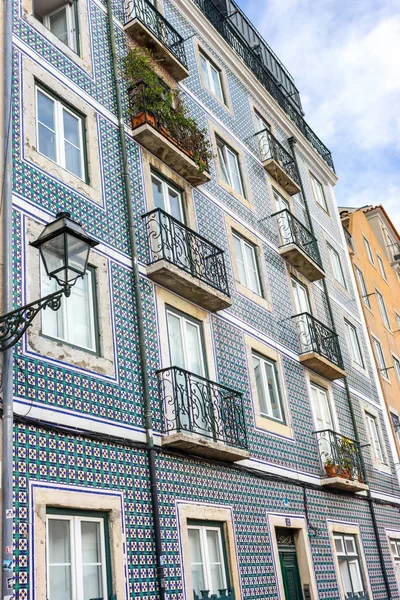 Geleneksel Portekiz cephe dekorasyon azulejos. Mavi ve beyaz azulejo fayans. Azulejo dış balkon ve fener Lizbon, Portekiz ile. Seramik Tasarım buliding. Mimari konsepti.