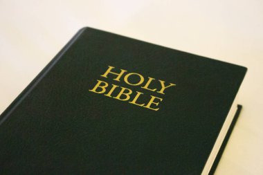 Beyaz zemin üzerine yeşil Holy Bible. Din ve inanç kavramı. Dini edebiyat. Yeşil izole İncil. Hıristiyanlık arka plan. Vintage İncil kitap. Kilise kavramı. Paskalya arka plan.