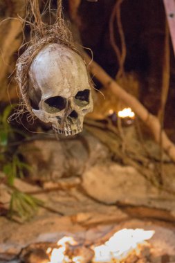 İnsan kürek ipte asılı. Ölüm sembolü. Korku ve dehşet kavramı. 